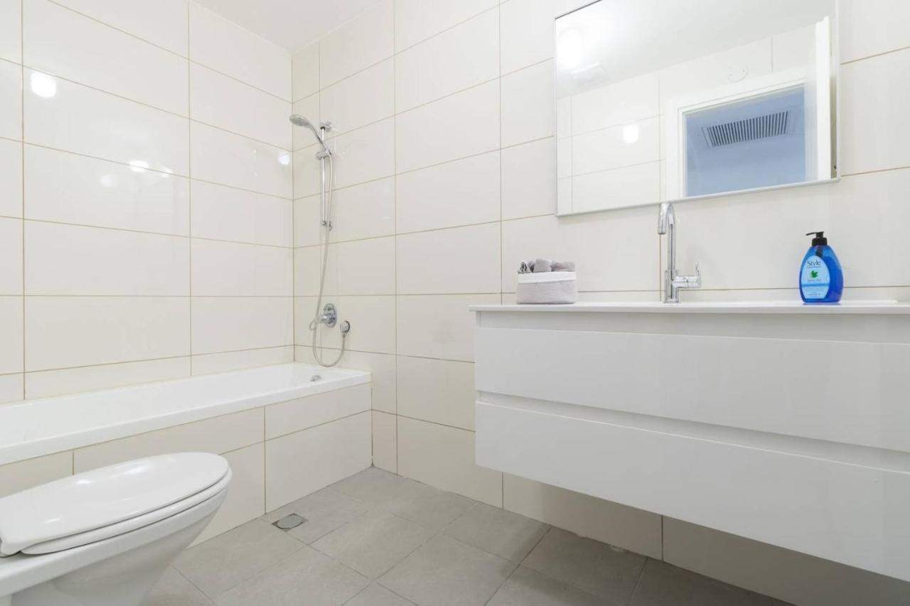 Exclusive Two-Bedroom Apartment With Parking 耶路撒冷 外观 照片