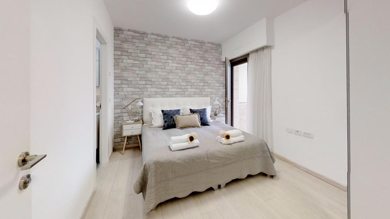 Exclusive Two-Bedroom Apartment With Parking 耶路撒冷 外观 照片